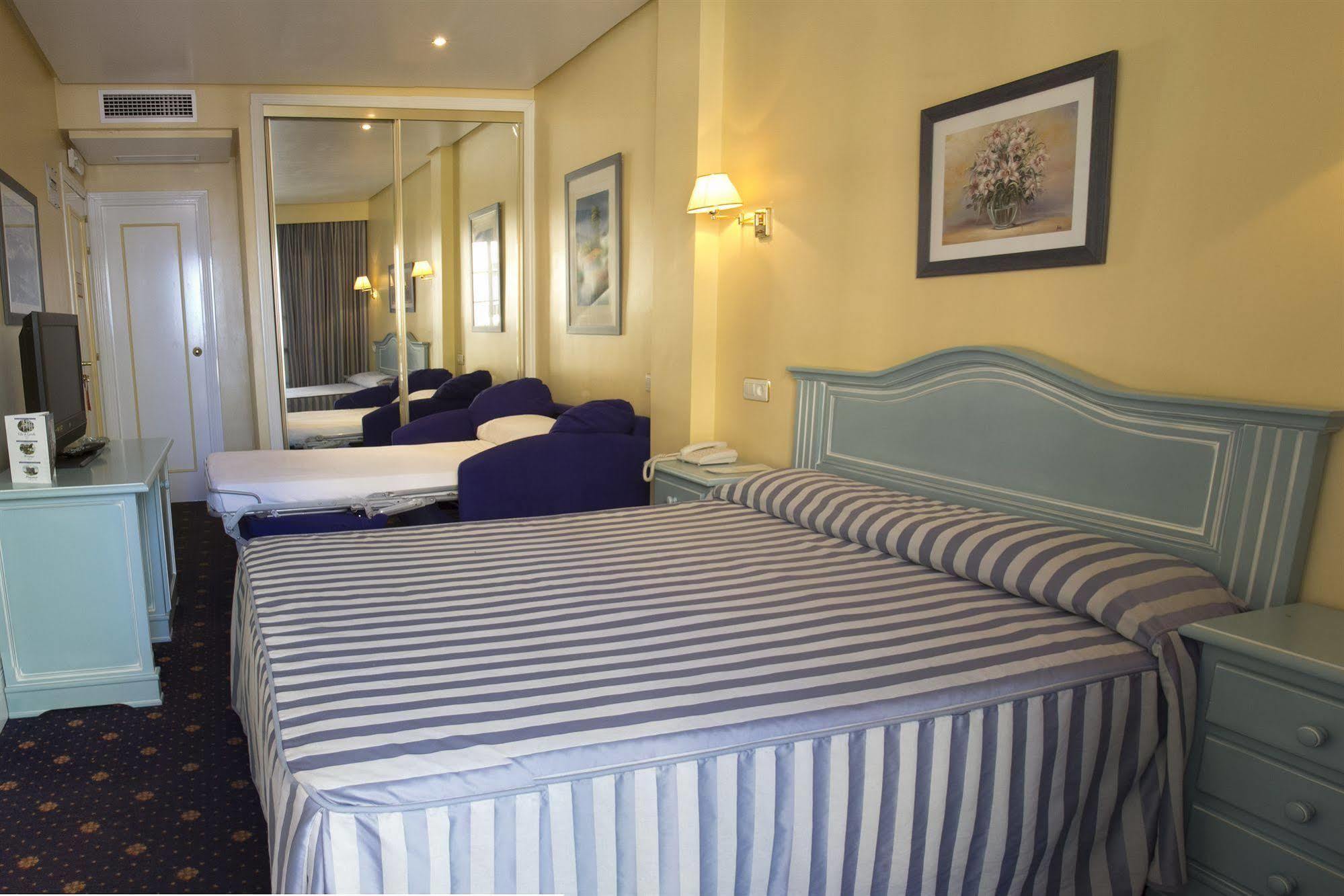 Hotel Villa De Laredo Fuengirola Bagian luar foto